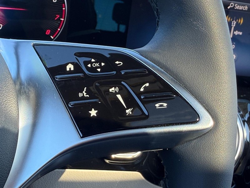 Mercedes-Benz GLA Vehicle Full-screen Gallery Image 10