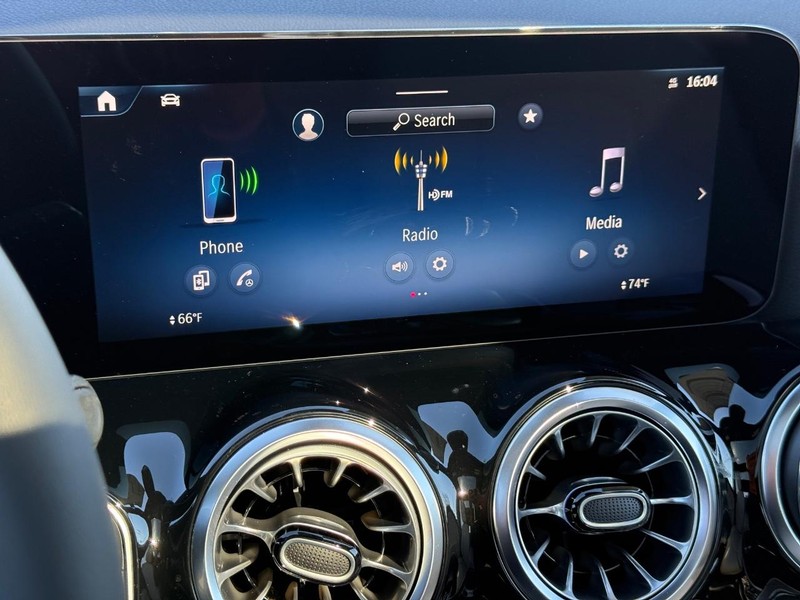 Mercedes-Benz GLA Vehicle Full-screen Gallery Image 11