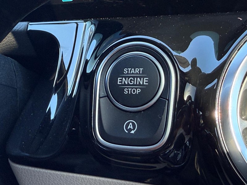 Mercedes-Benz GLA Vehicle Full-screen Gallery Image 12