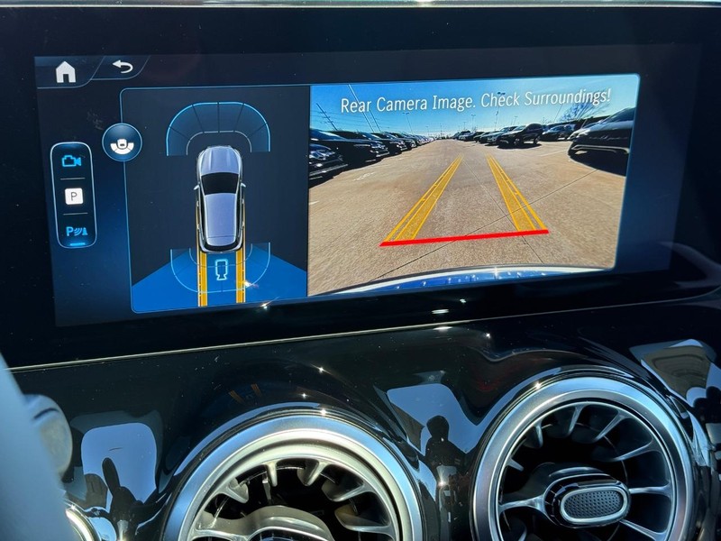 Mercedes-Benz GLA Vehicle Full-screen Gallery Image 13