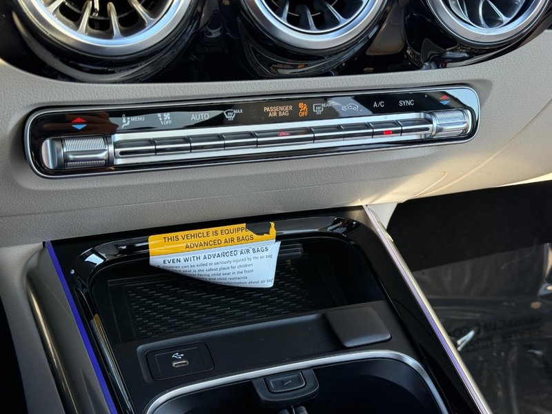 Mercedes-Benz GLA Vehicle Full-screen Gallery Image 14