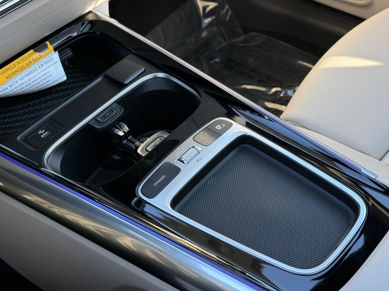 Mercedes-Benz GLA Vehicle Full-screen Gallery Image 15