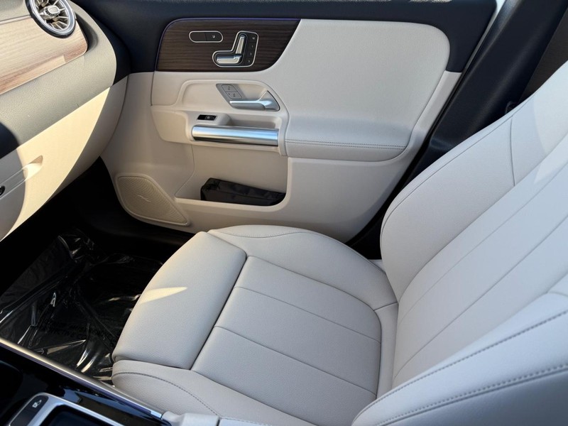 Mercedes-Benz GLA Vehicle Full-screen Gallery Image 16