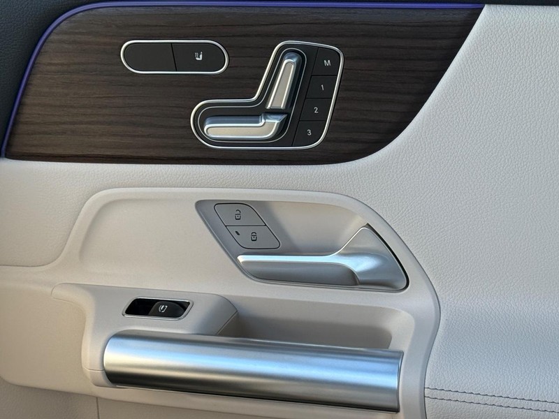 Mercedes-Benz GLA Vehicle Full-screen Gallery Image 17