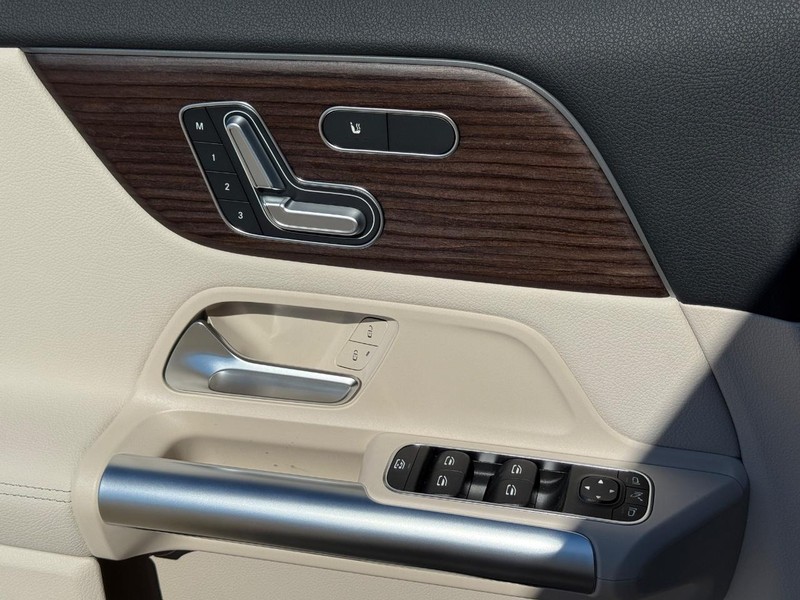 Mercedes-Benz GLA Vehicle Full-screen Gallery Image 18