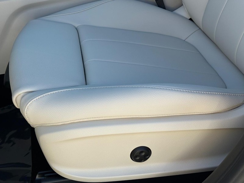 Mercedes-Benz GLA Vehicle Full-screen Gallery Image 19