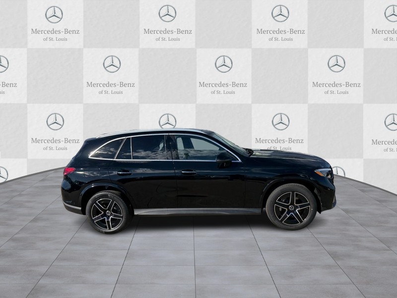 Mercedes-Benz GLC Vehicle Full-screen Gallery Image 2