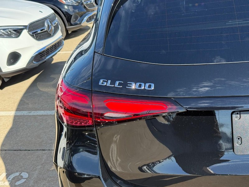 Mercedes-Benz GLC Vehicle Full-screen Gallery Image 4