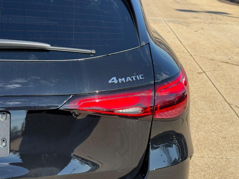 Mercedes-Benz GLC Vehicle Full-screen Gallery Image 5