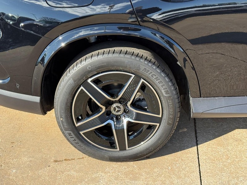 Mercedes-Benz GLC Vehicle Full-screen Gallery Image 6