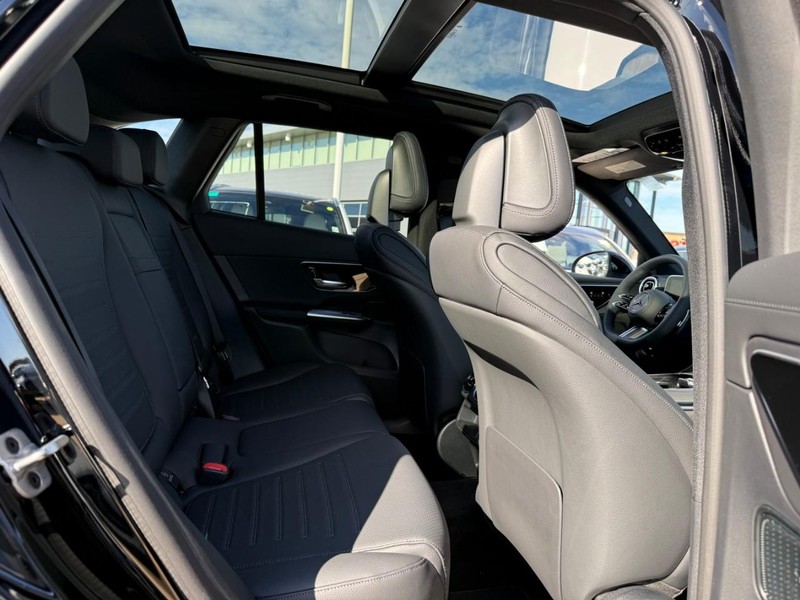 Mercedes-Benz GLC Vehicle Full-screen Gallery Image 7