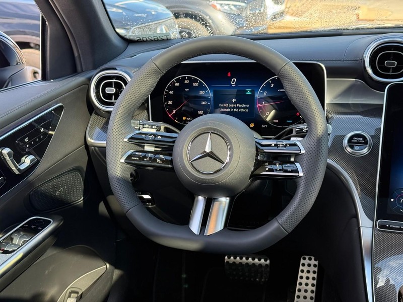 Mercedes-Benz GLC Vehicle Full-screen Gallery Image 9
