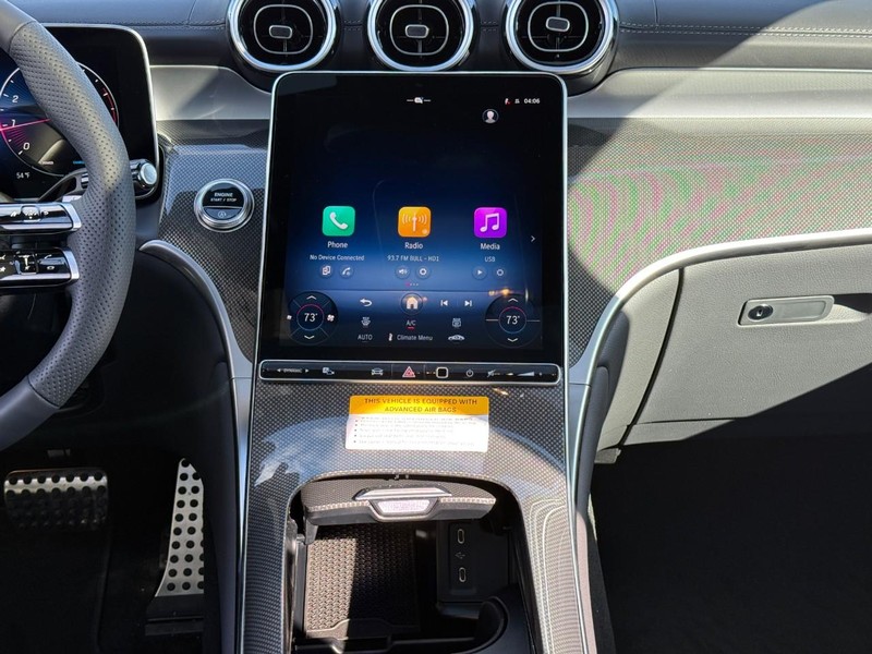 Mercedes-Benz GLC Vehicle Full-screen Gallery Image 11