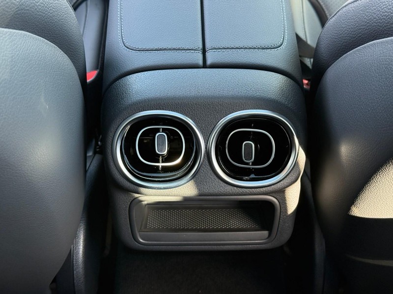 Mercedes-Benz GLC Vehicle Full-screen Gallery Image 13