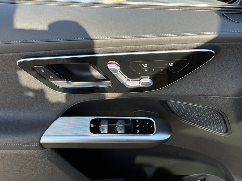 Mercedes-Benz GLC Vehicle Full-screen Gallery Image 14