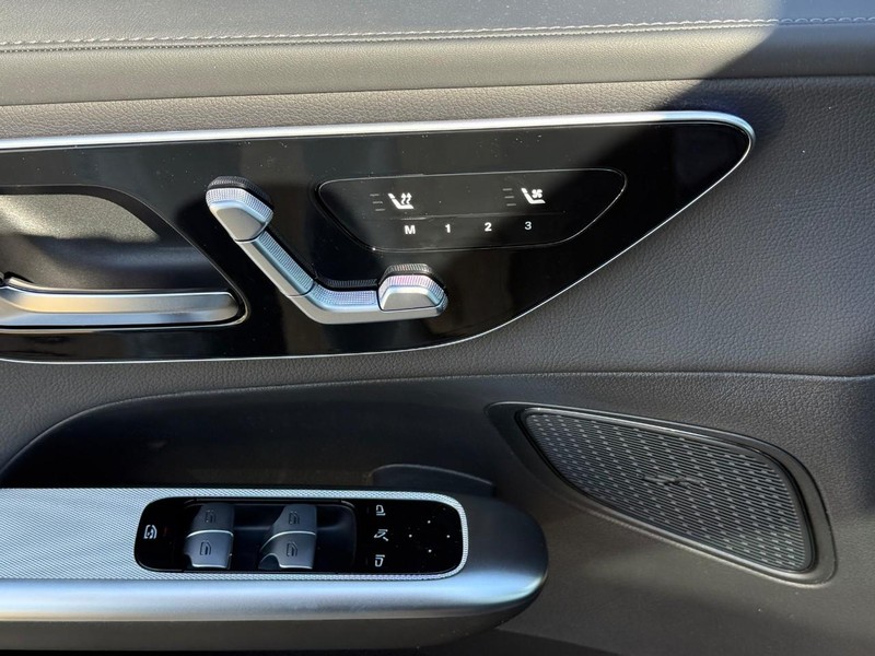 Mercedes-Benz GLC Vehicle Full-screen Gallery Image 15