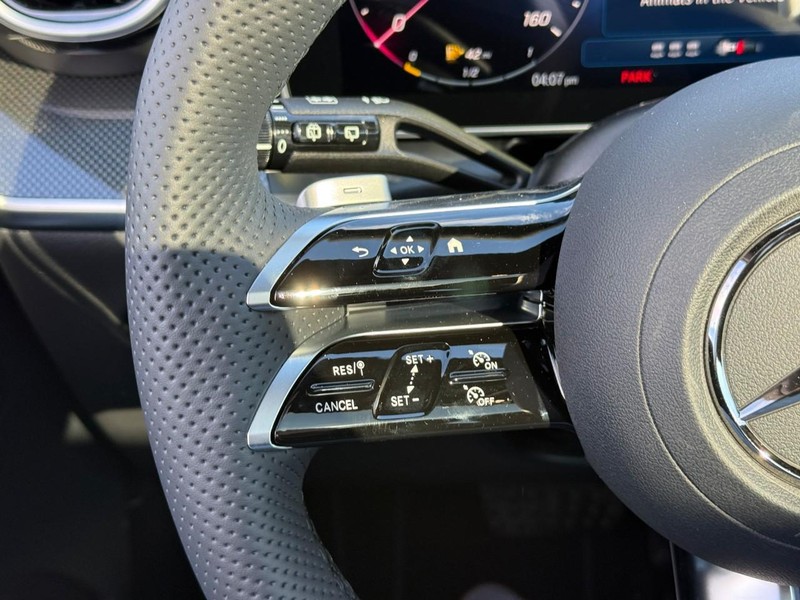 Mercedes-Benz GLC Vehicle Full-screen Gallery Image 18