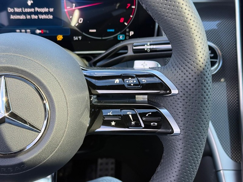 Mercedes-Benz GLC Vehicle Full-screen Gallery Image 19