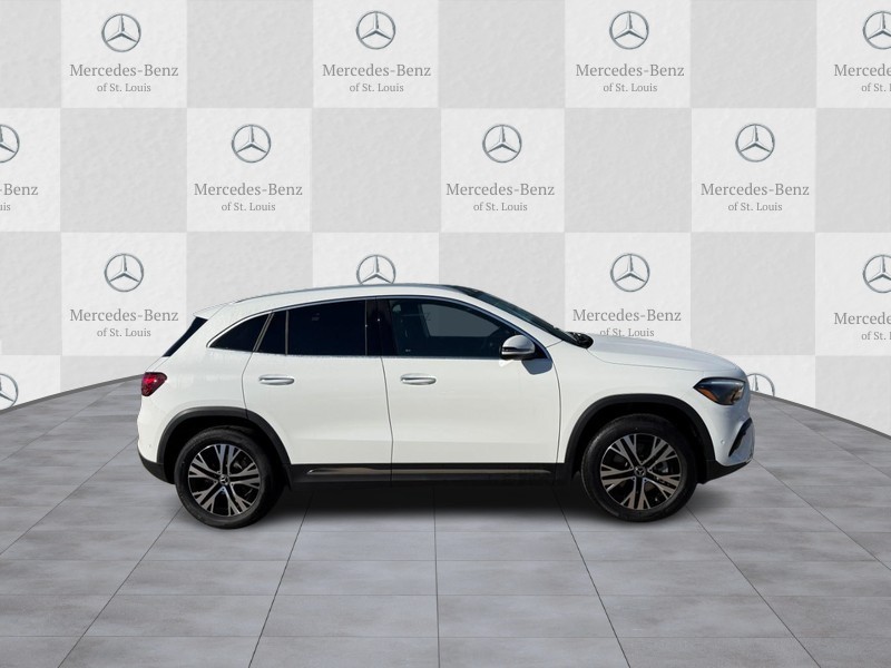 Mercedes-Benz GLA Vehicle Full-screen Gallery Image 2