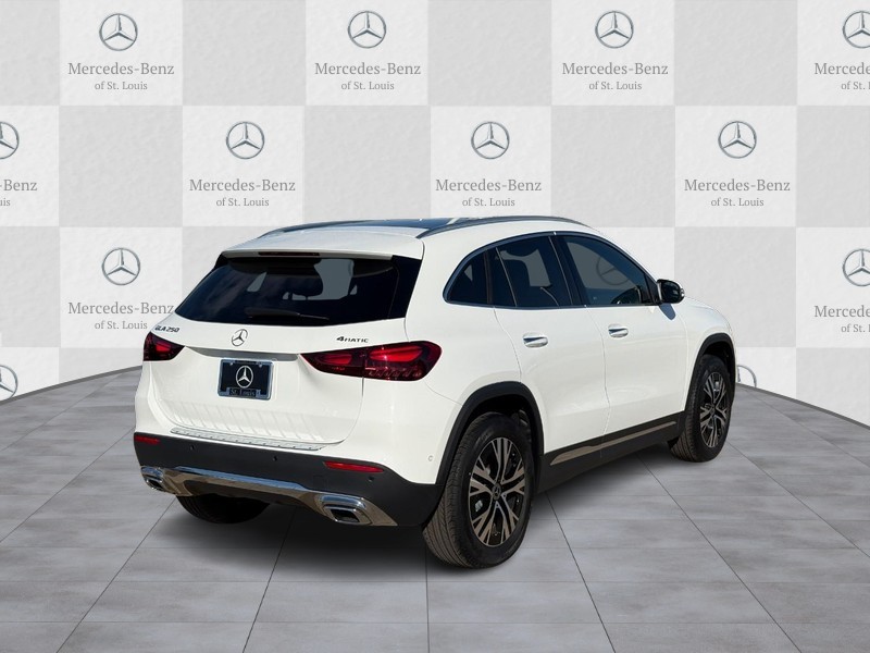 Mercedes-Benz GLA Vehicle Full-screen Gallery Image 3