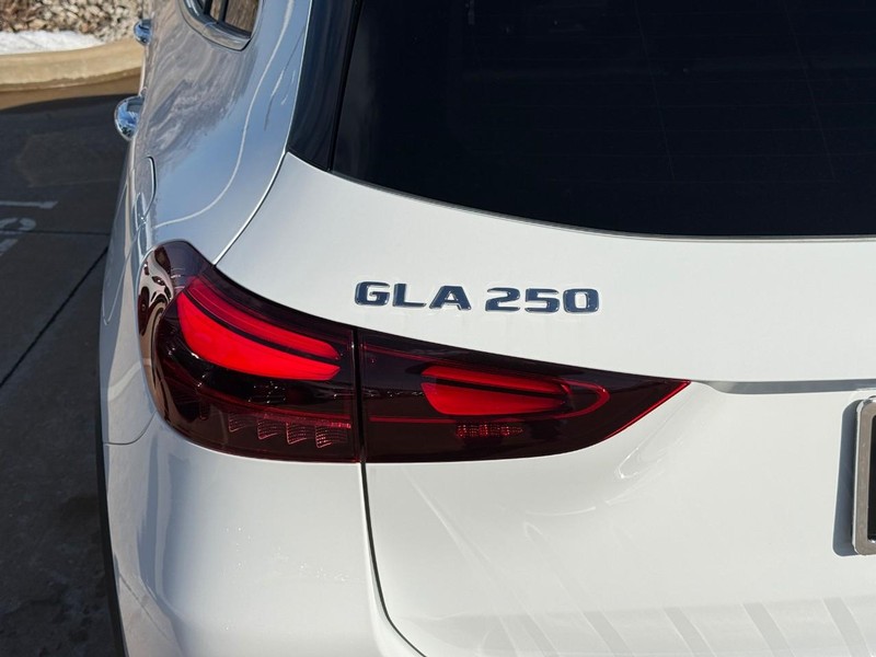 Mercedes-Benz GLA Vehicle Full-screen Gallery Image 4