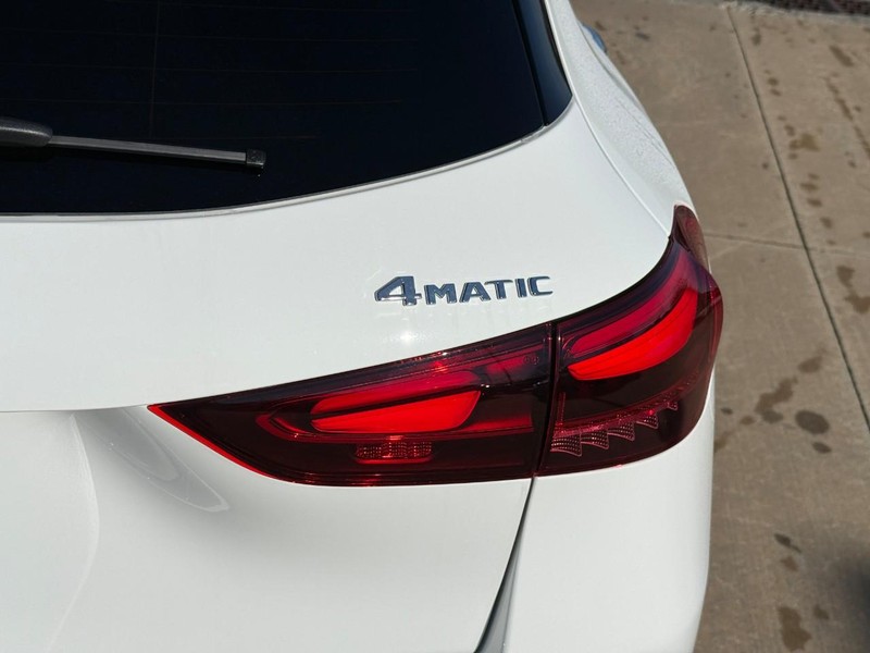 Mercedes-Benz GLA Vehicle Full-screen Gallery Image 5