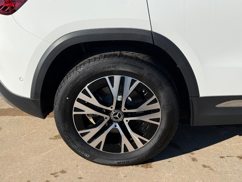 Mercedes-Benz GLA Vehicle Full-screen Gallery Image 6