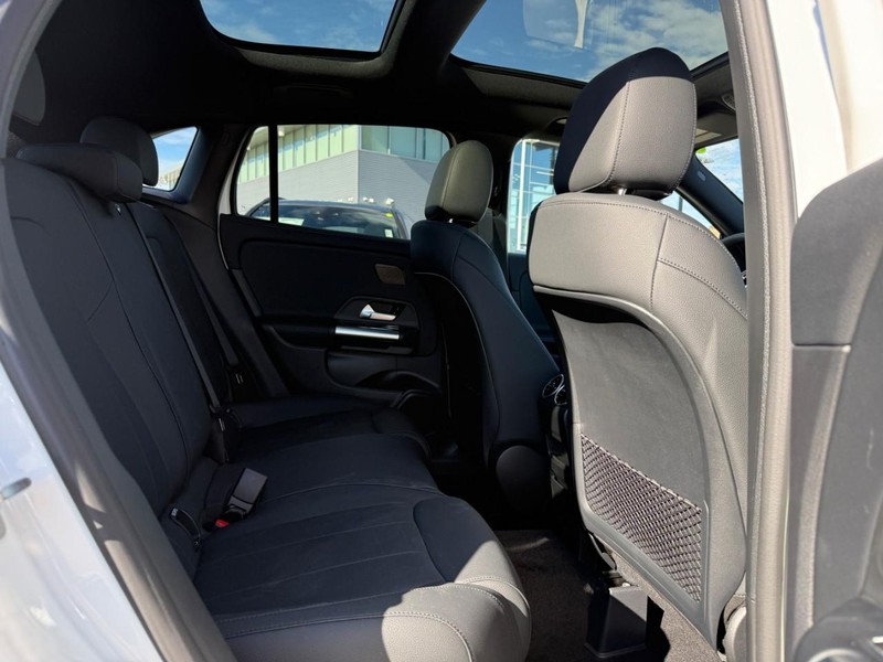 Mercedes-Benz GLA Vehicle Full-screen Gallery Image 7