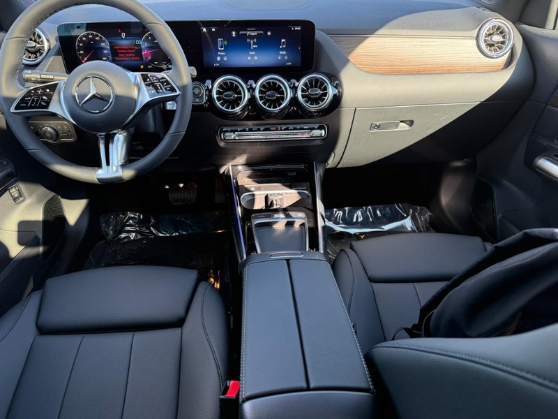 Mercedes-Benz GLA Vehicle Full-screen Gallery Image 8