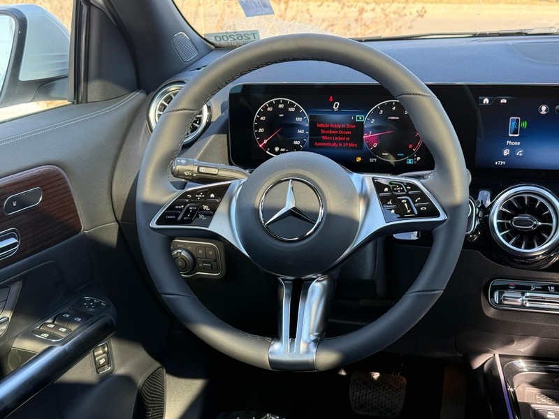 Mercedes-Benz GLA Vehicle Full-screen Gallery Image 9