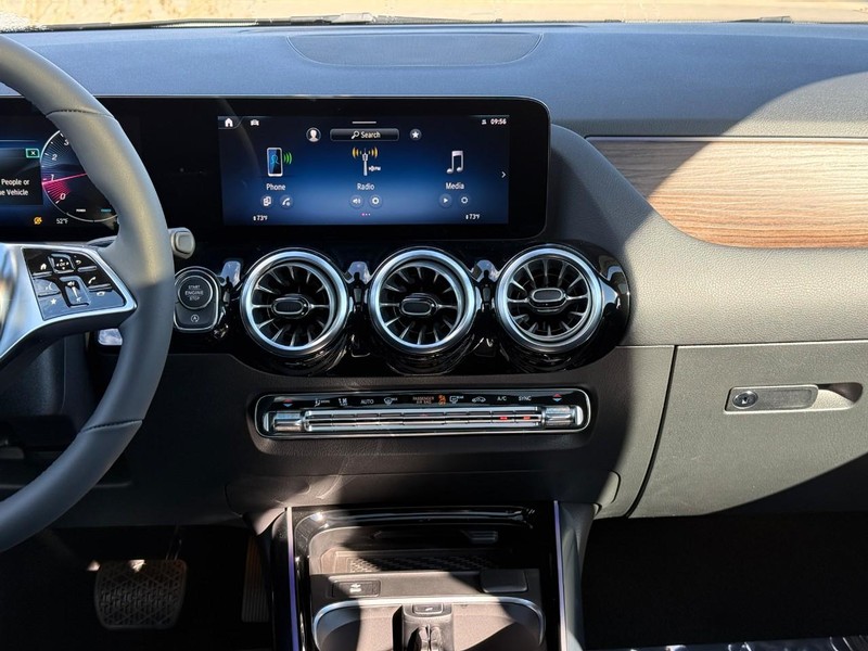 Mercedes-Benz GLA Vehicle Full-screen Gallery Image 10