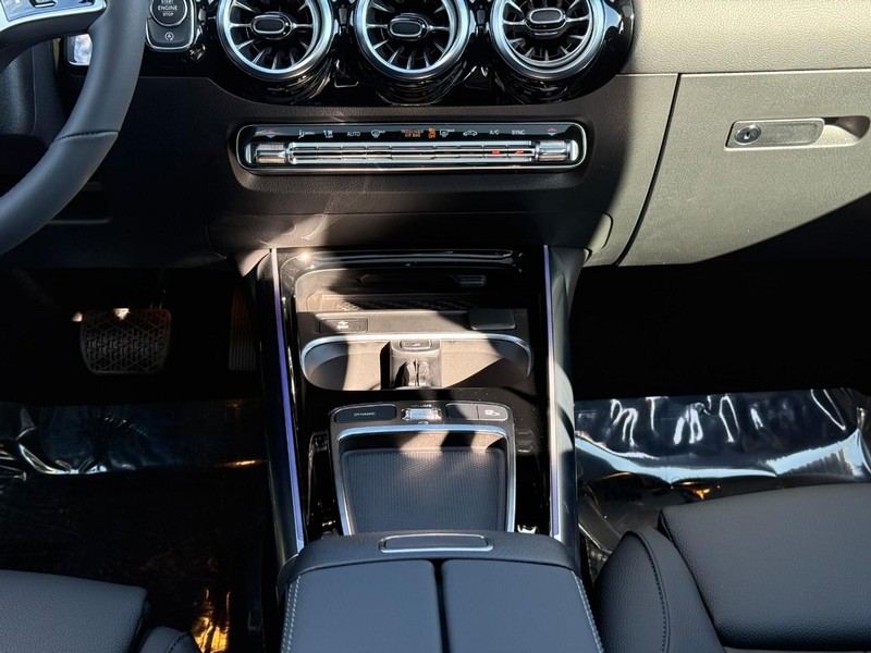 Mercedes-Benz GLA Vehicle Full-screen Gallery Image 12