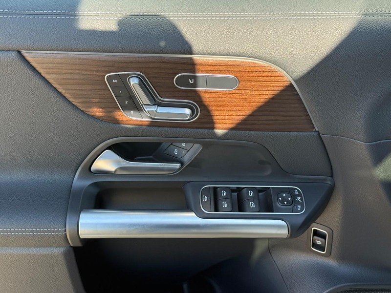 Mercedes-Benz GLA Vehicle Full-screen Gallery Image 14