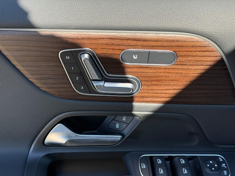 Mercedes-Benz GLA Vehicle Full-screen Gallery Image 15