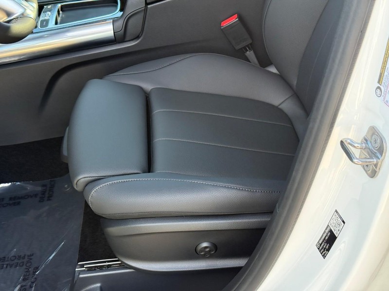 Mercedes-Benz GLA Vehicle Full-screen Gallery Image 16