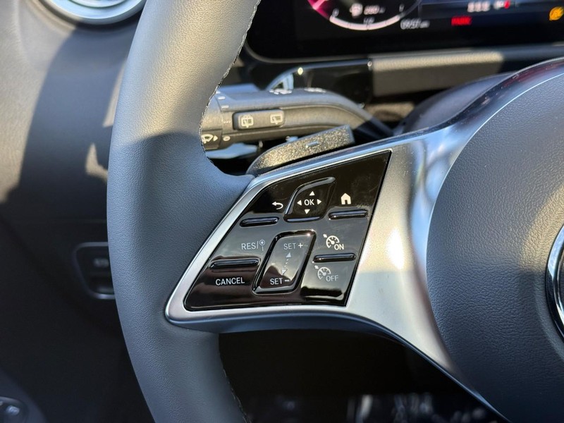 Mercedes-Benz GLA Vehicle Full-screen Gallery Image 18