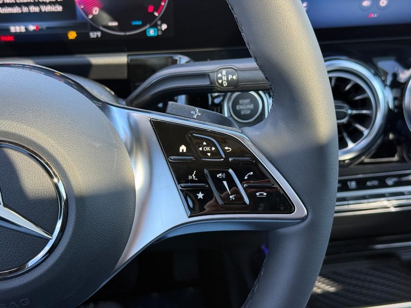 Mercedes-Benz GLA Vehicle Full-screen Gallery Image 19