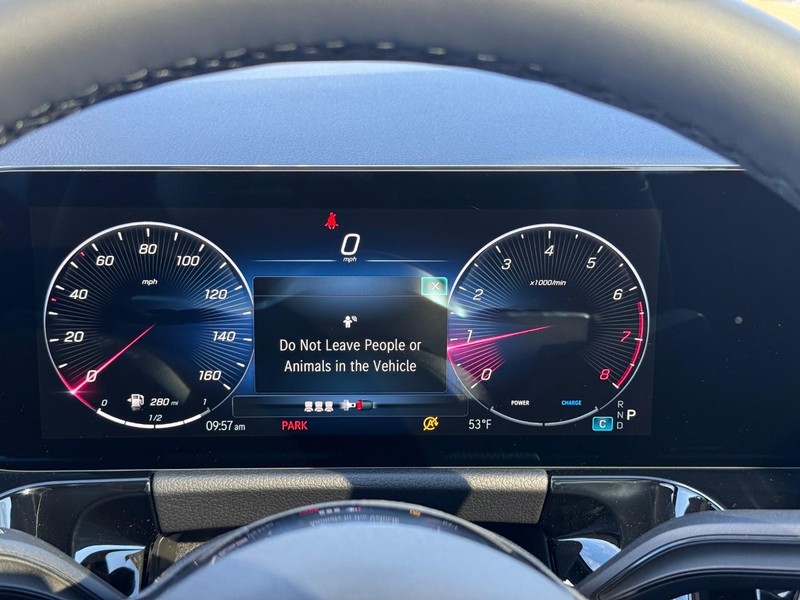 Mercedes-Benz GLA Vehicle Full-screen Gallery Image 20