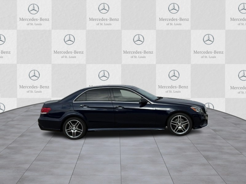 Mercedes-Benz E-Class Vehicle Full-screen Gallery Image 2
