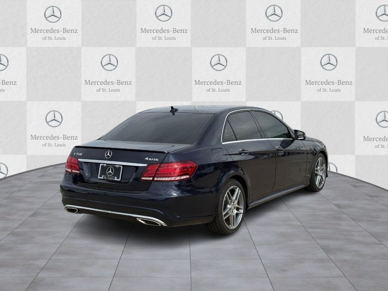 Mercedes-Benz E-Class Vehicle Full-screen Gallery Image 3