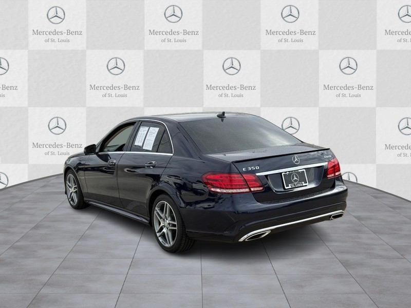 Mercedes-Benz E-Class Vehicle Full-screen Gallery Image 4