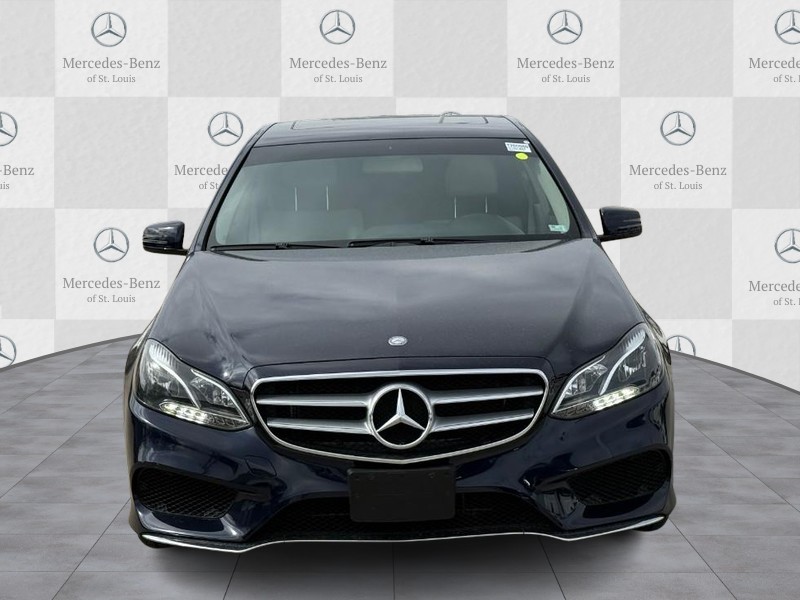 Mercedes-Benz E-Class Vehicle Full-screen Gallery Image 7