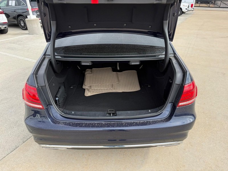 Mercedes-Benz E-Class Vehicle Full-screen Gallery Image 8