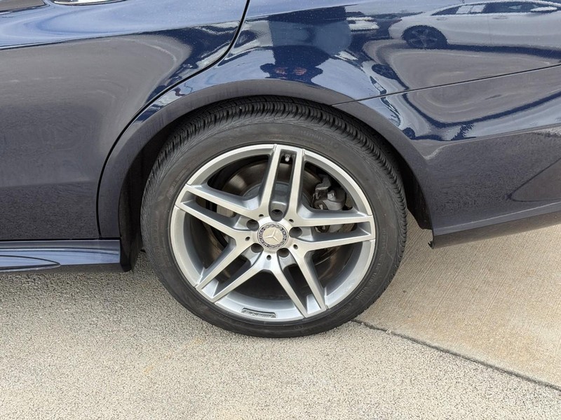 Mercedes-Benz E-Class Vehicle Full-screen Gallery Image 9