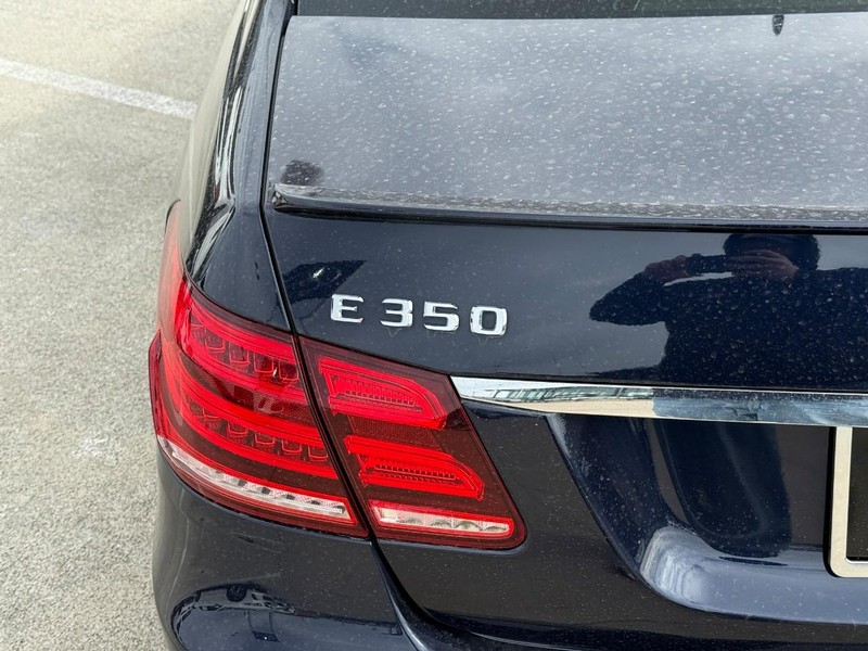 Mercedes-Benz E-Class Vehicle Full-screen Gallery Image 10