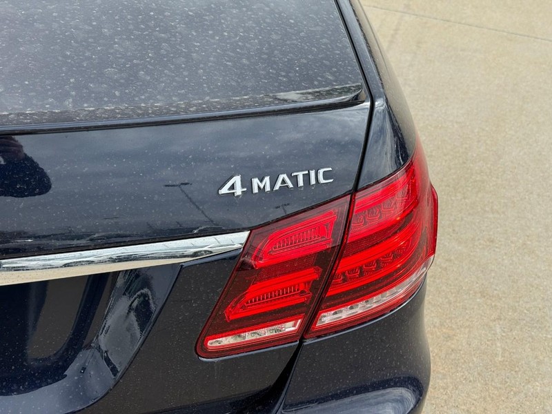 Mercedes-Benz E-Class Vehicle Full-screen Gallery Image 11