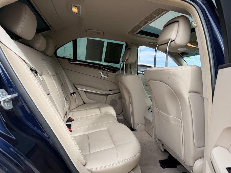 Mercedes-Benz E-Class Vehicle Full-screen Gallery Image 12