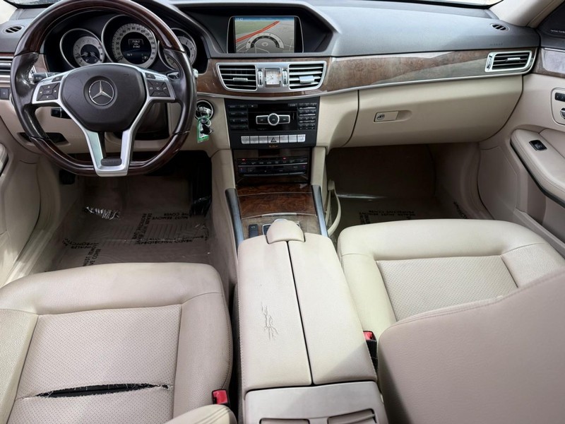 Mercedes-Benz E-Class Vehicle Full-screen Gallery Image 13