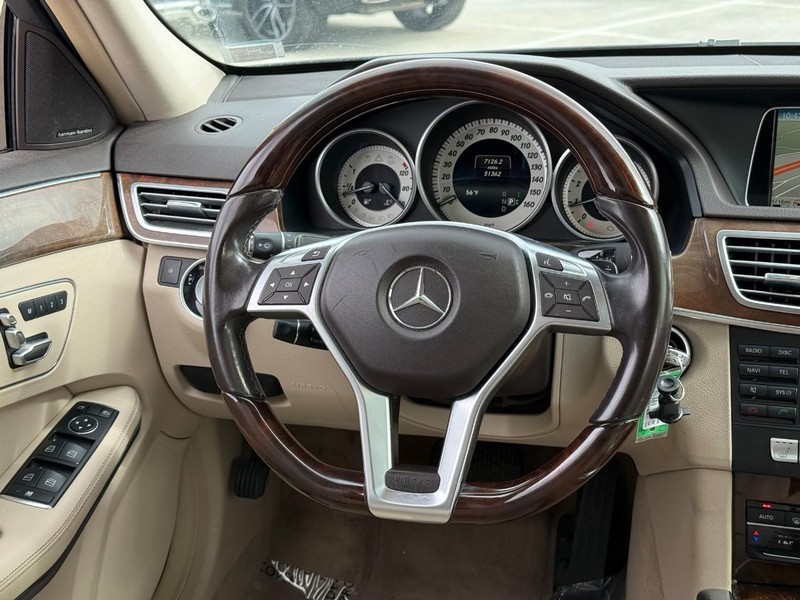 Mercedes-Benz E-Class Vehicle Full-screen Gallery Image 14