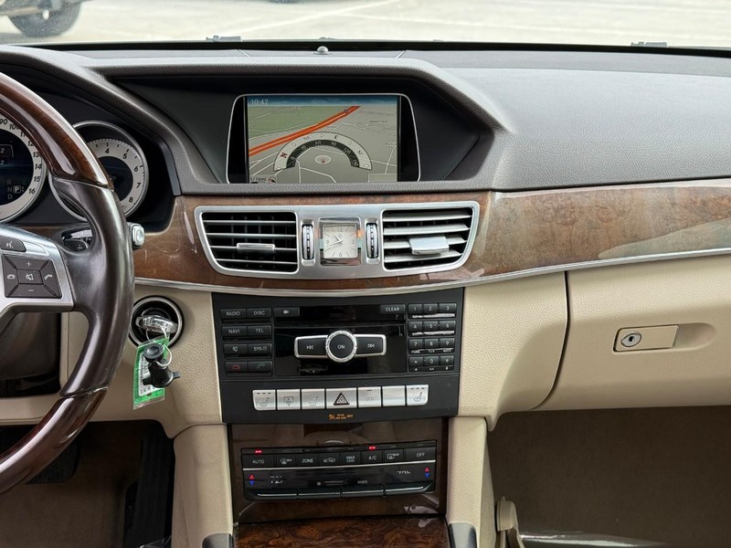 Mercedes-Benz E-Class Vehicle Full-screen Gallery Image 15